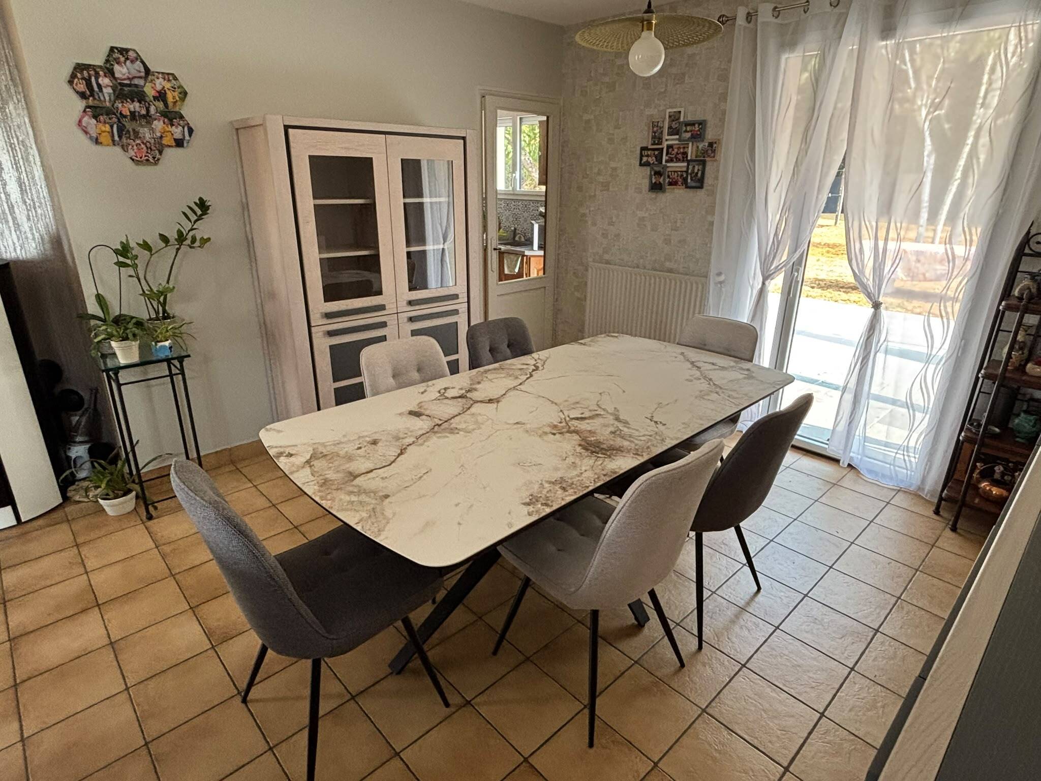 ambiance BRAGA avec table en céramique avec allonge en bout