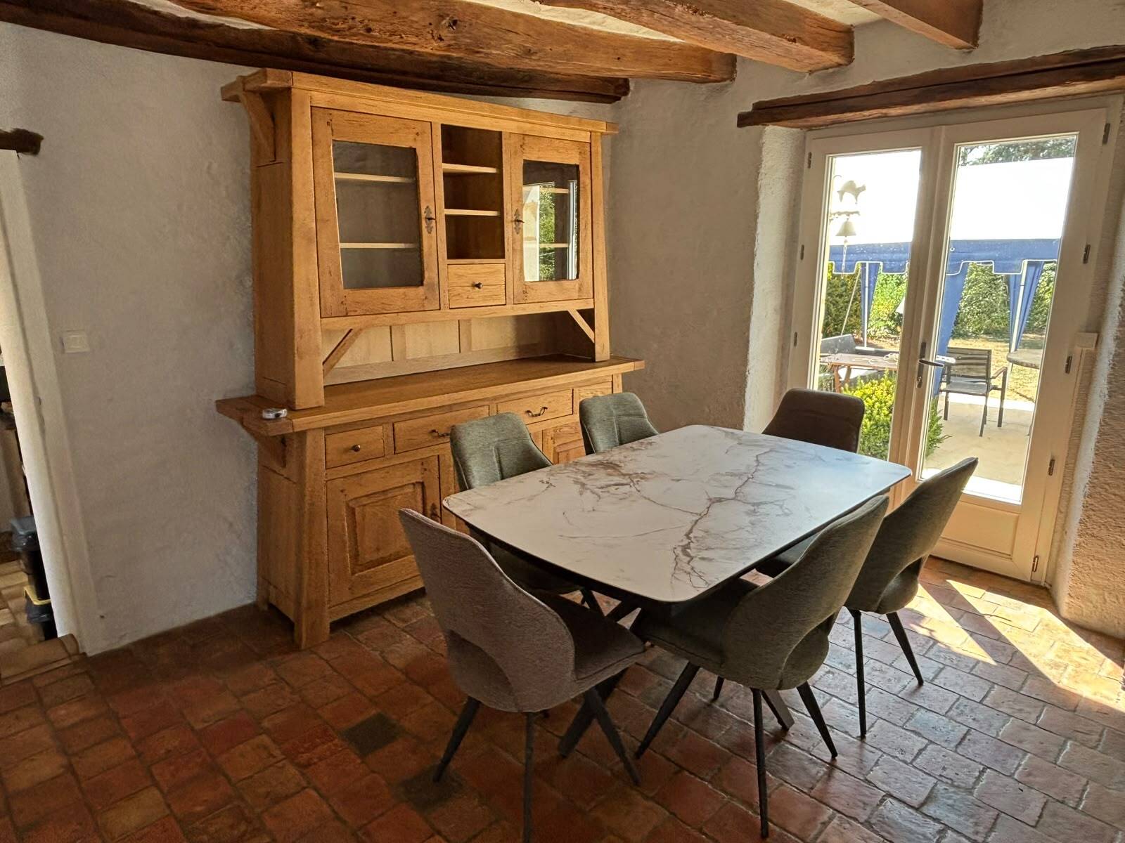 Buffet 2 corps de la collection Guillaume Fresnay avec table en céramique et chaises de la collection BREEZE