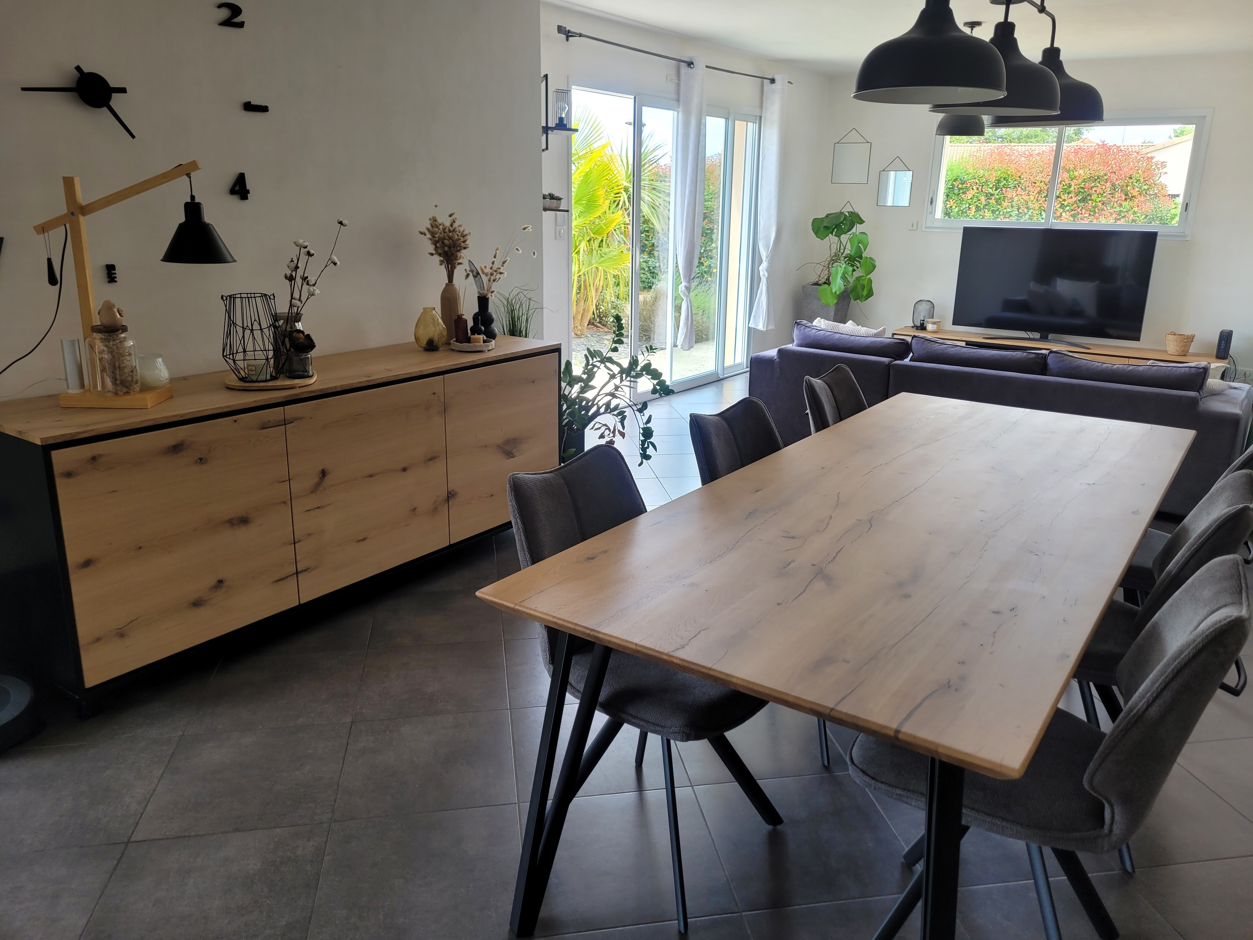ensemble avec enfilade avec dessus en grume de Venise et table en chêne massif 4 pieds