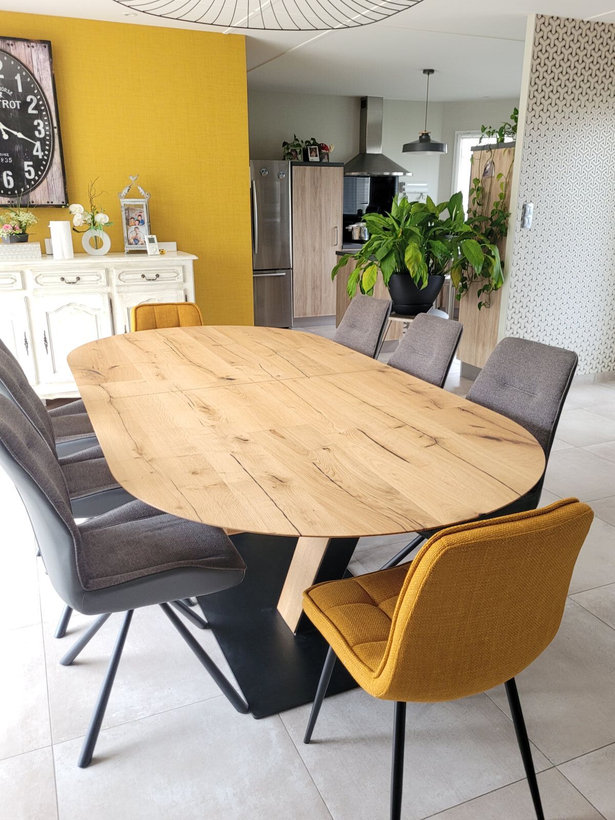 TABLE OVALE AVEC PIED EN V