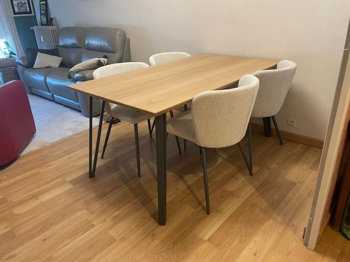 Table sur mesure en chêne massif avec 4 pieds inclinés