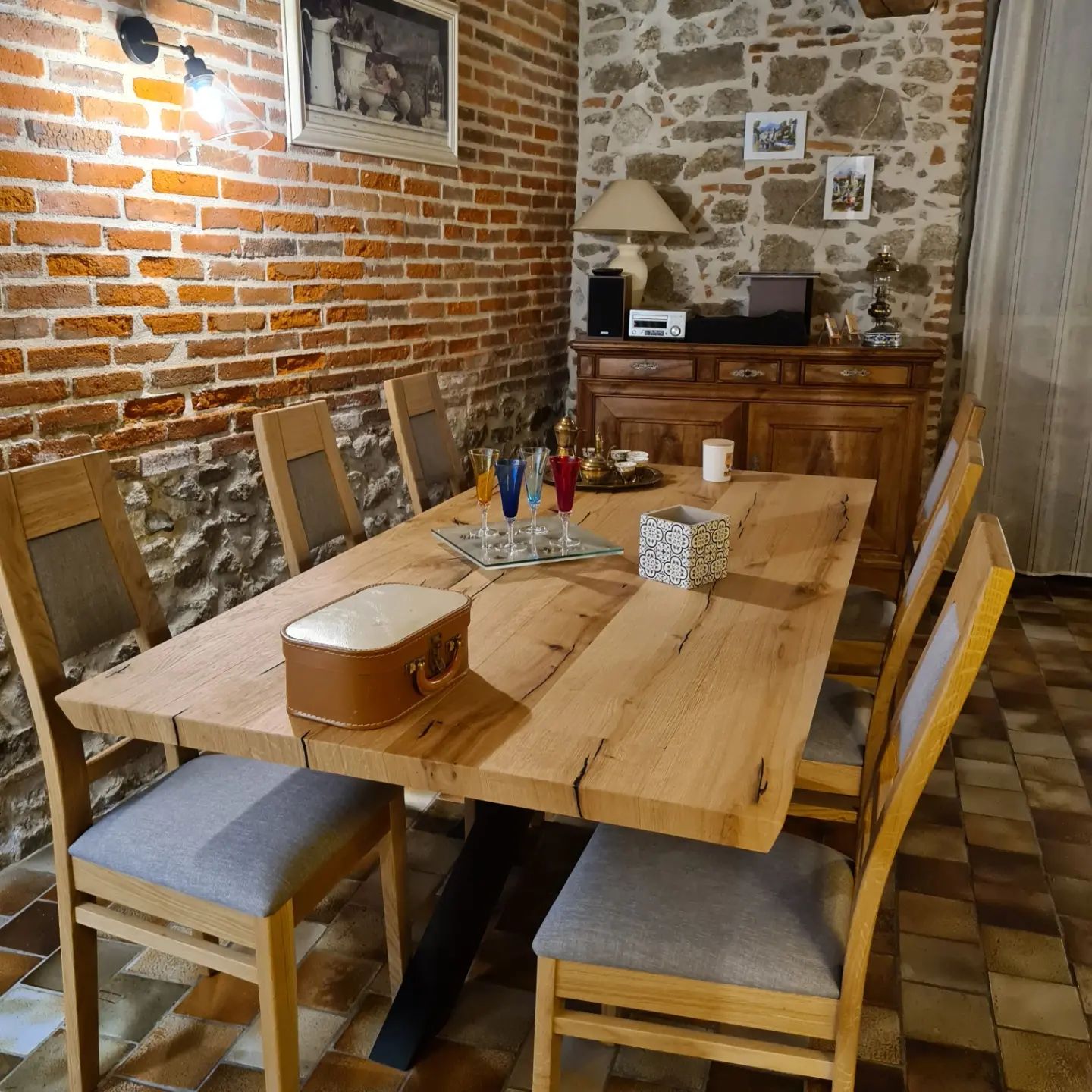 table et chaise ambiance pierre et bois