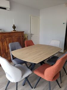 Table céramique effet bois et chaises
